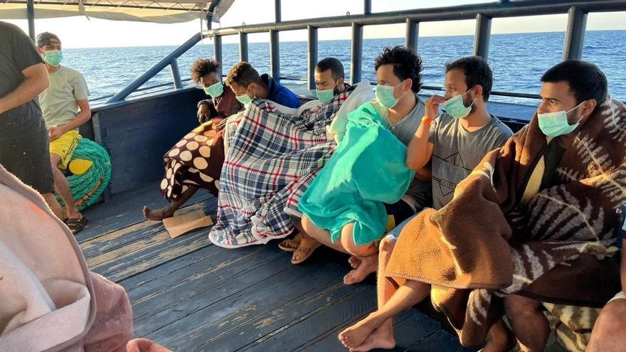 Migrantes rescatados en el buque Aita Mari.