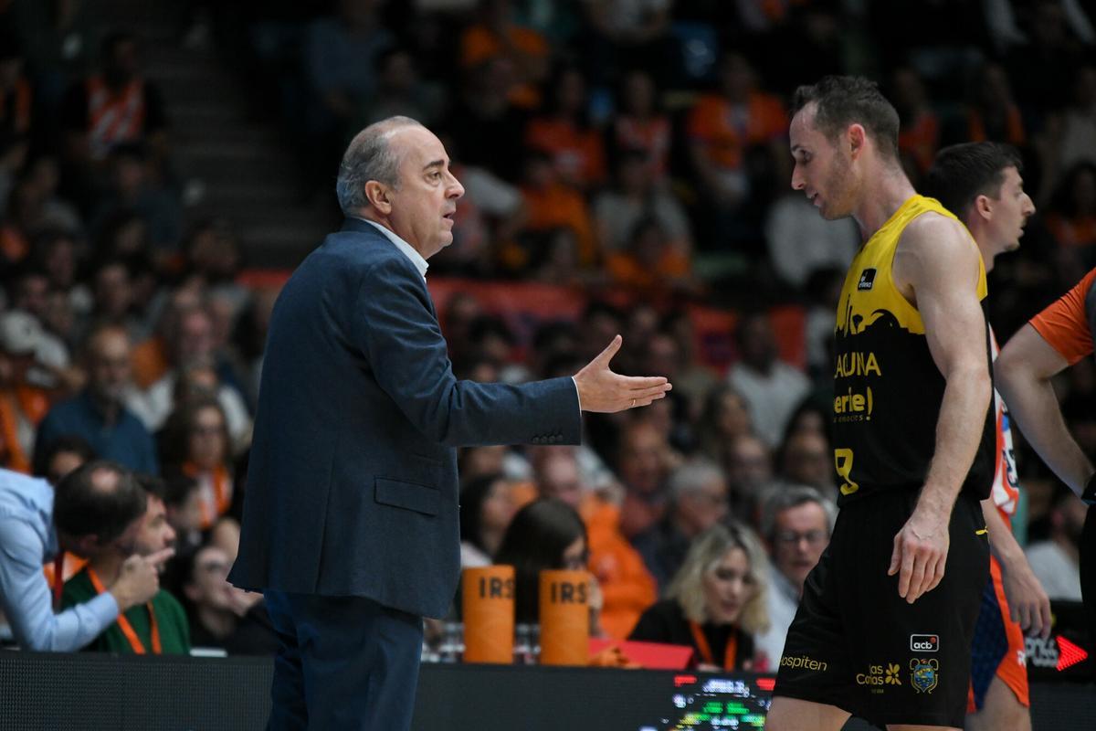 Marcelinho Huertas atiende unas indicaciones de Txus Vidorreta al ser sustituido en un partido.