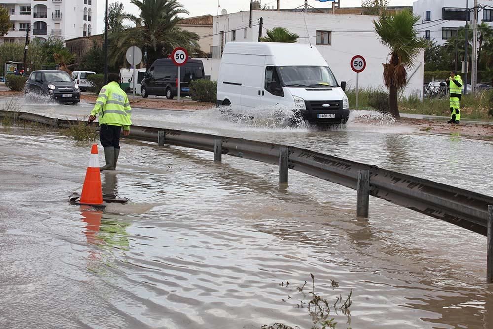 Rotonda de Pacha y Suministros Ibiza y torrente a su paso por Puig d'en Valls.