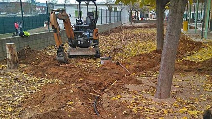 Una màquina al pati de l&#039;escola de Salt.