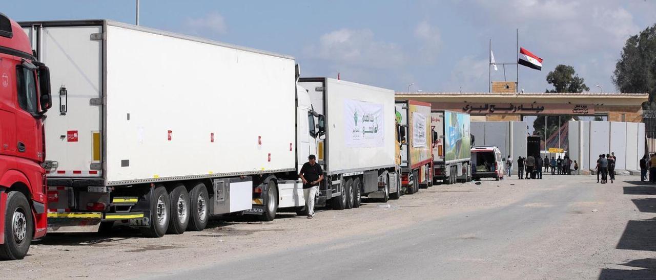 Camiones con ayuda humanitaria aguardan en el lado egipcio del paso de Rafah a que se abra la frontera.