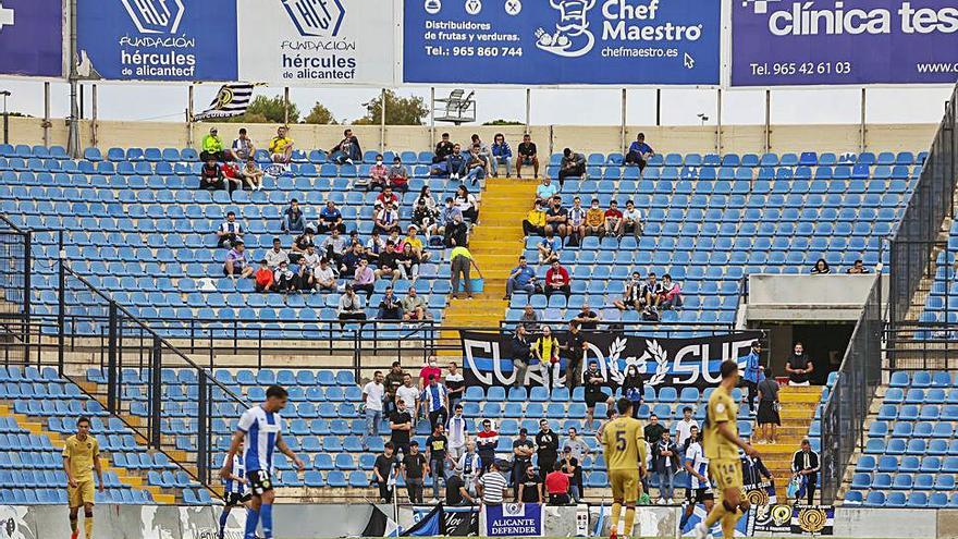 El color azul de los asientos libres, el más predominante  en el estadio. | HÉCTOR FUENTES