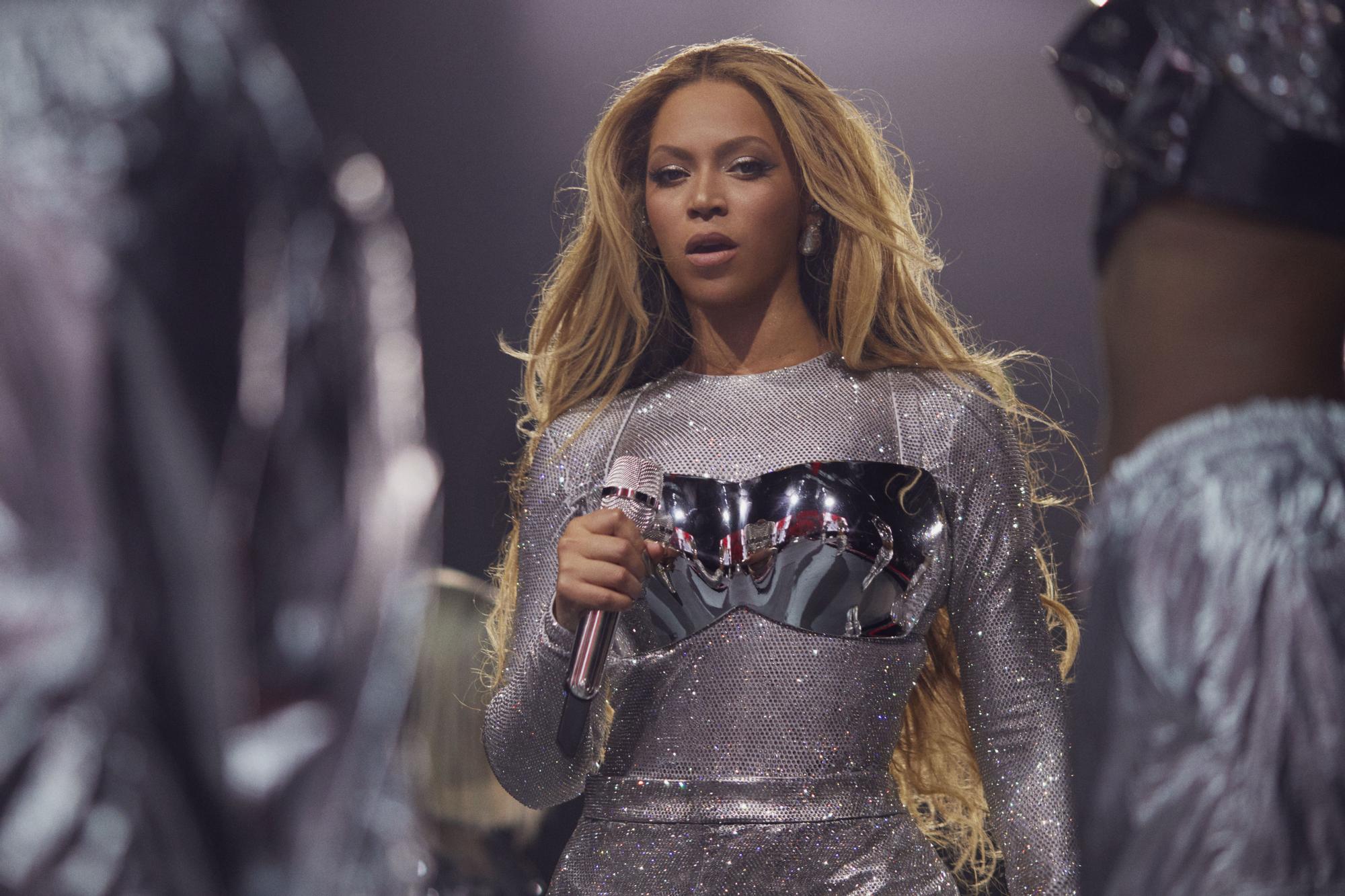 Beyoncé con look de Loewe en el inicio de su Renaissance World Tour