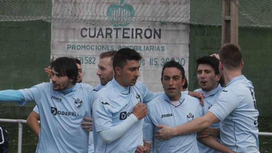 Los futbolistas del Beluso celebran un gol ayer. // Santos Álvarez