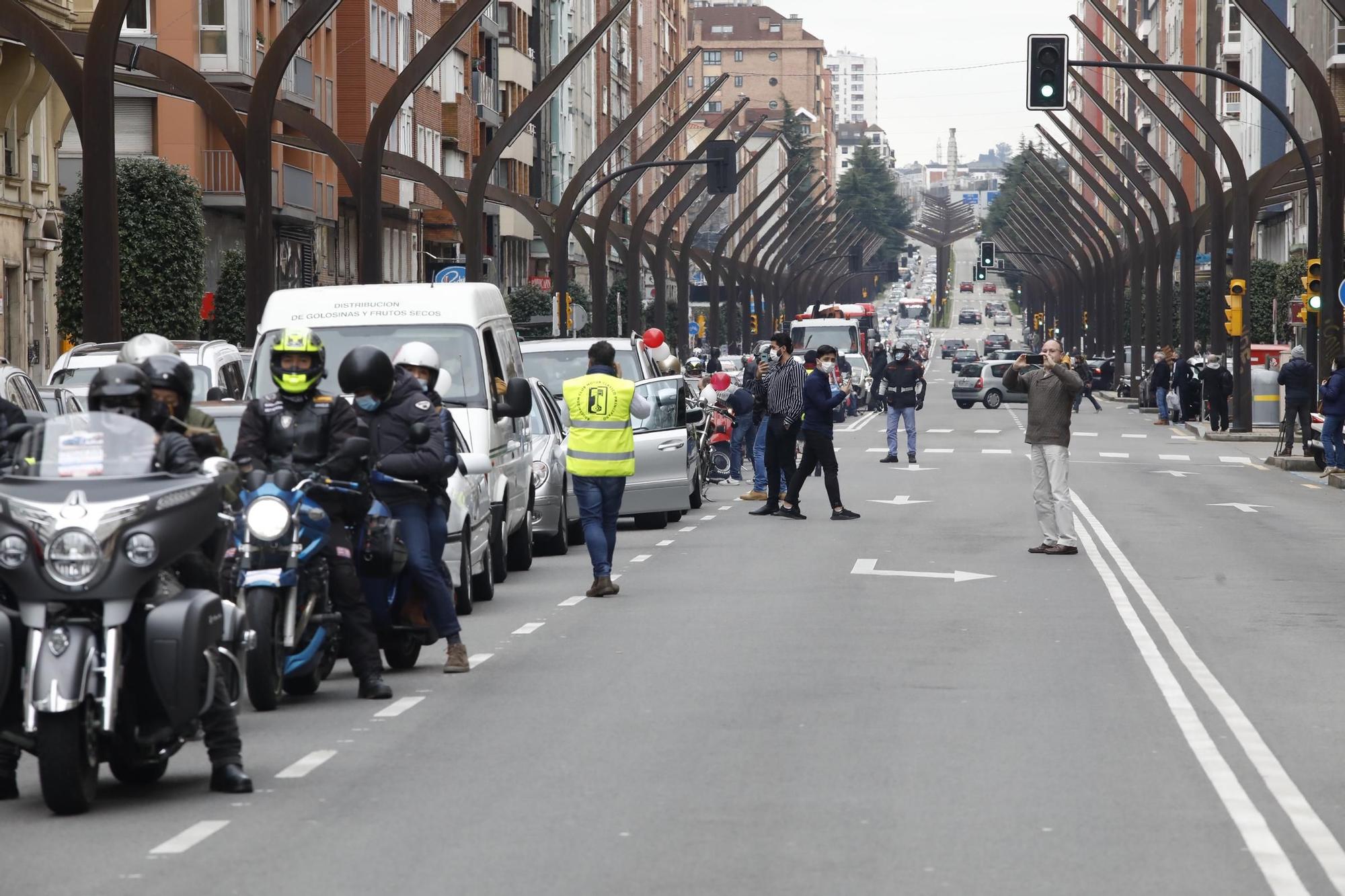 Centenares de vehículos clásicos marchan por Gijón contra la ordenanza de movilidad