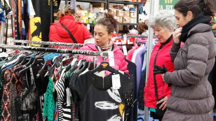 Clientas en uno de los establecimientos de la feria.