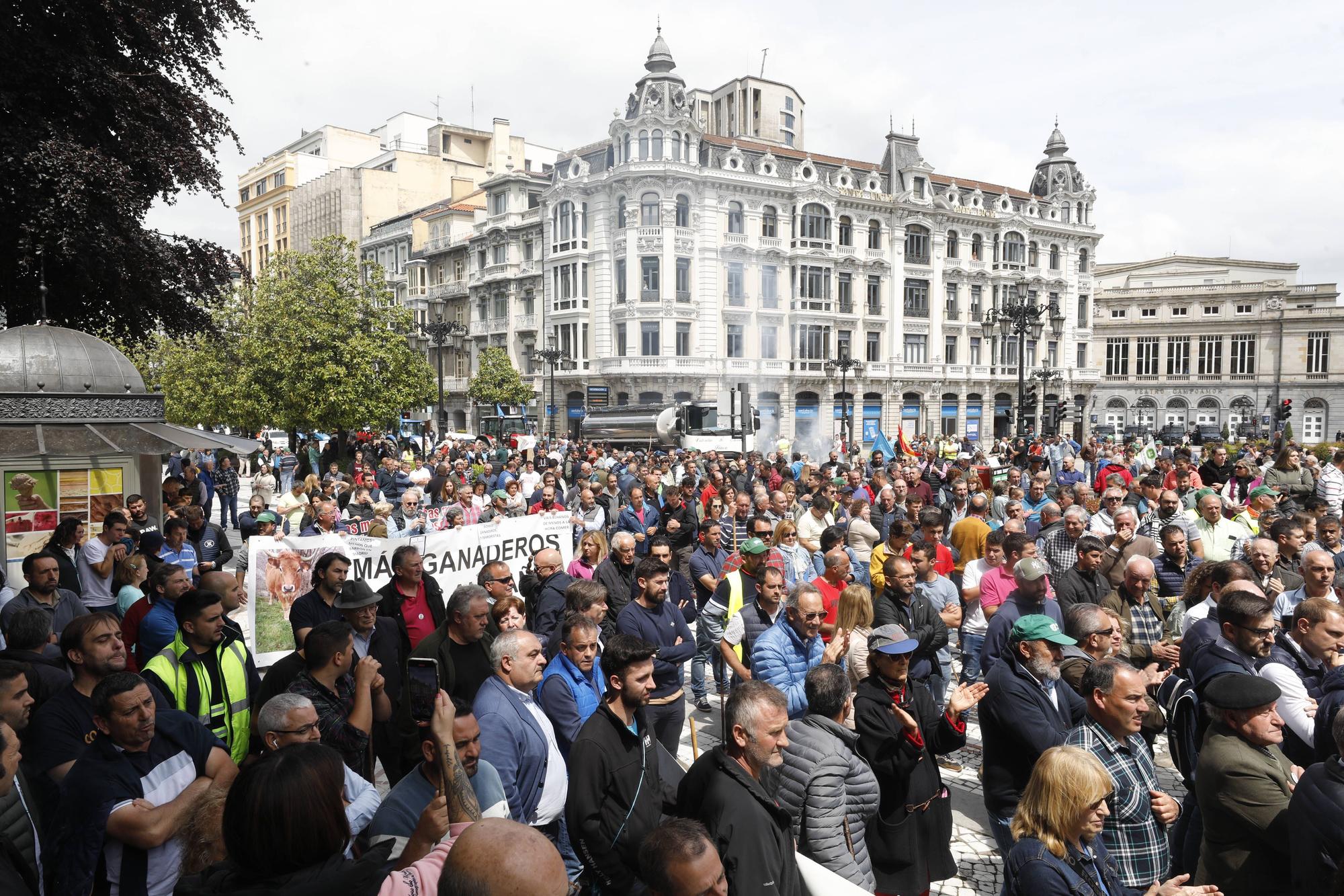 EN IMÁGENES: Así fue la tractorada de protesta del campo asturiano en Oviedo