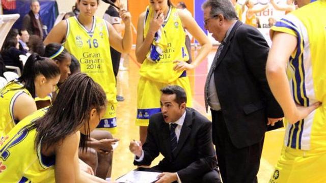 Maikel López se dirige a sus jugadores en su anterior etapa al frente del Spar Gran Canaria