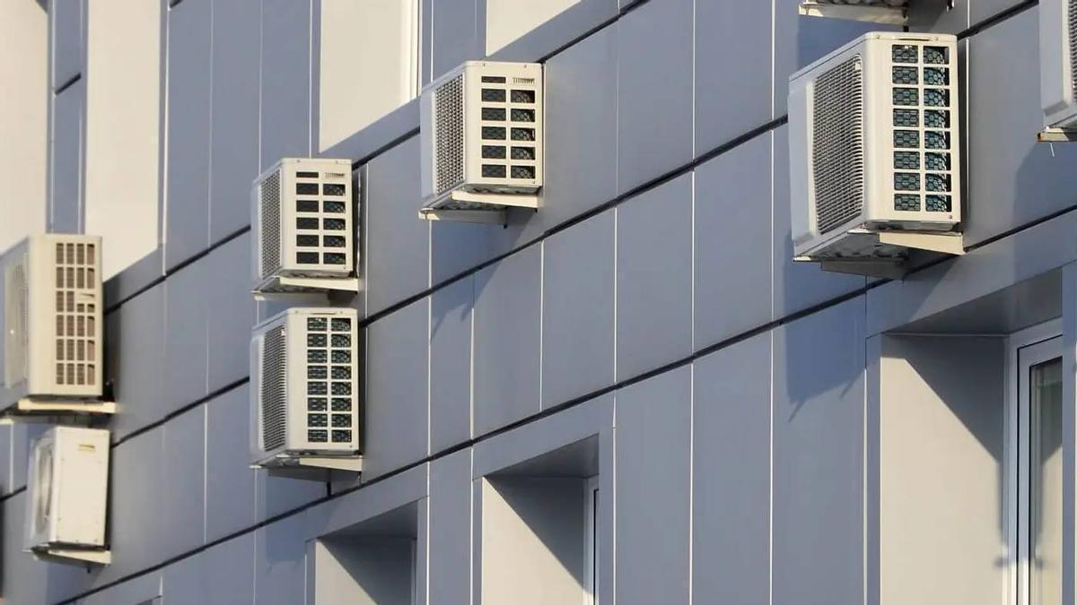 El falso mito de la multa de 3.000 euros por poner un aire acondicionado en la fachada