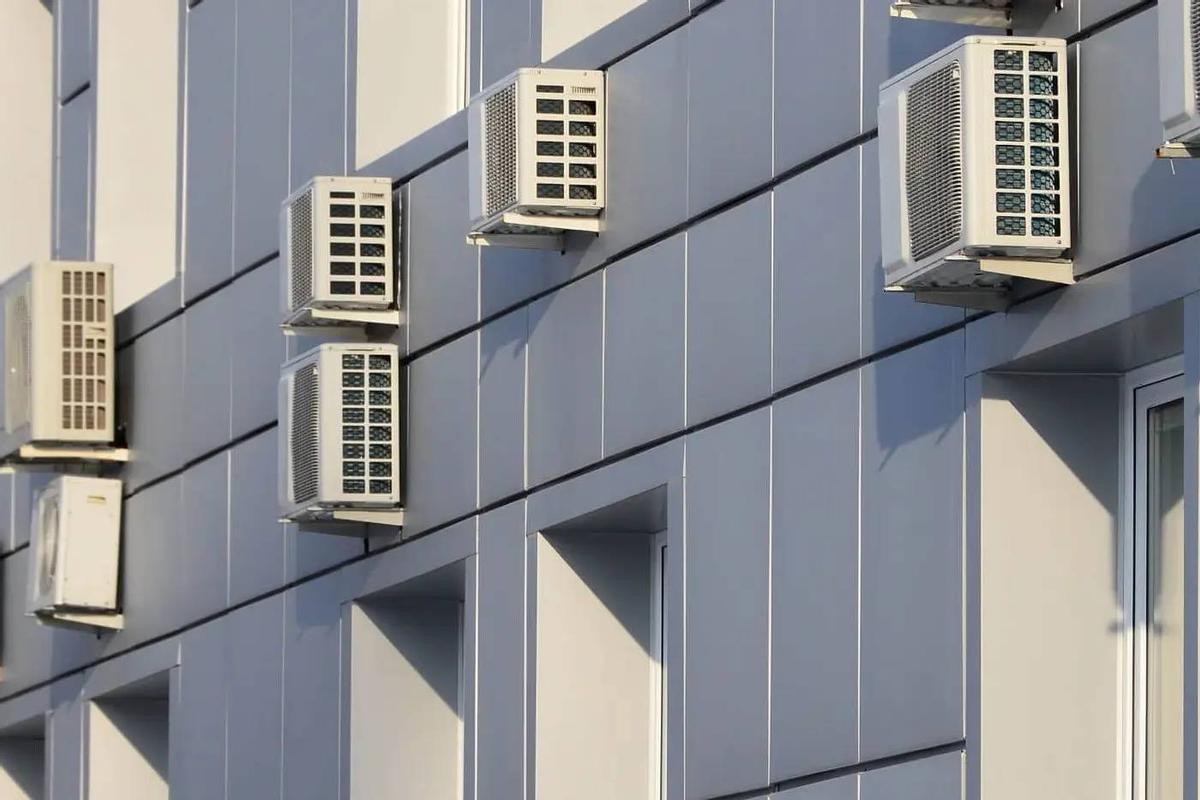 El falso mito de la multa de 3.000 euros por poner un aire acondicionado en la fachada