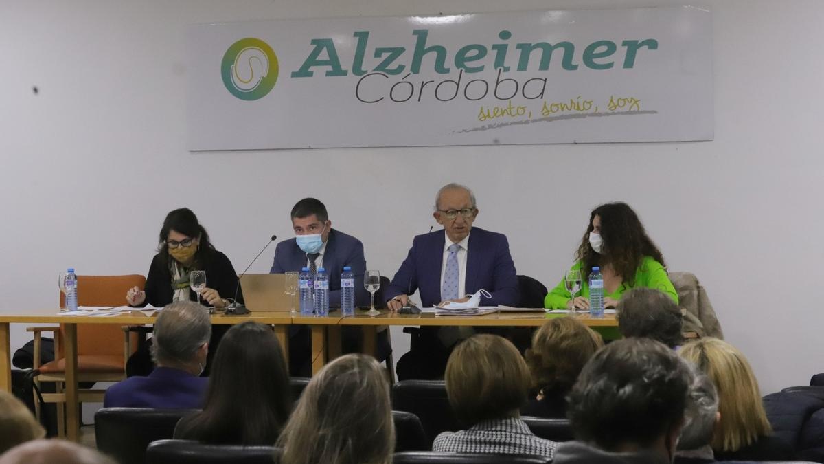 Asamblea de la Asociación San Rafael de Alzheimer Córdoba, este martes.