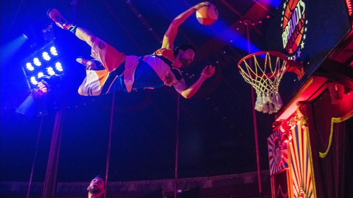 Barcelona    17 12 2020     Icult   Ensayo del numero  de los BarjotsDunkers   baloncesto acrobatico  que se puede ver en el  sectaculo del Circo Raluy este ano  Fotografia de Jordi Cotrina