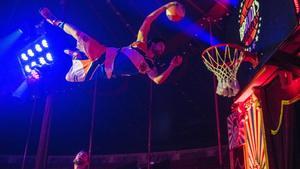 Barcelona    17 12 2020     Icult   Ensayo del numero  de los BarjotsDunkers   baloncesto acrobatico  que se puede ver en el  sectaculo del Circo Raluy este ano  Fotografia de Jordi Cotrina