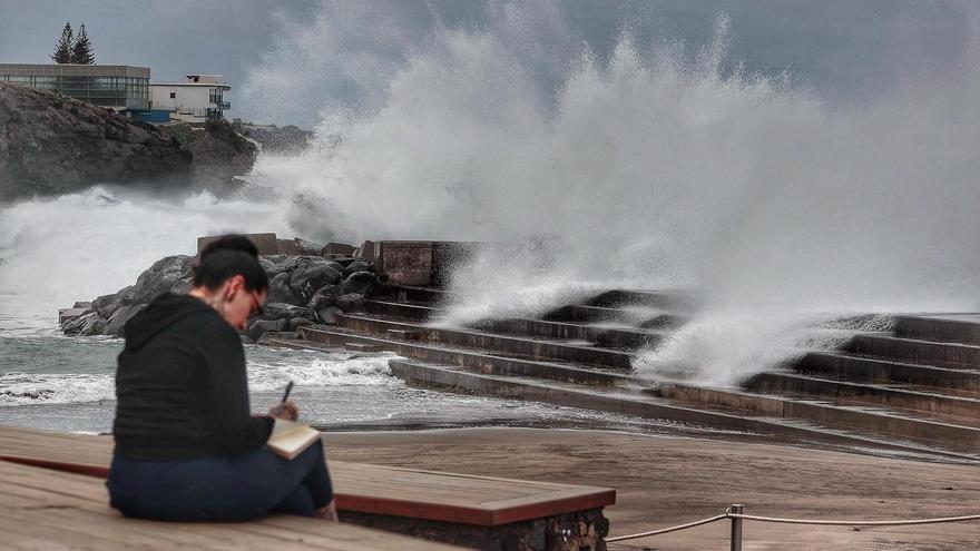 Prealerta por fenómenos costeros este martes en Canarias