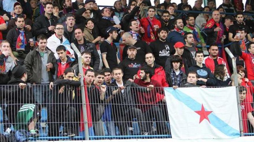 Aficionados del Ourense en el partido contra el Oviedo. // Iñaki Osorio