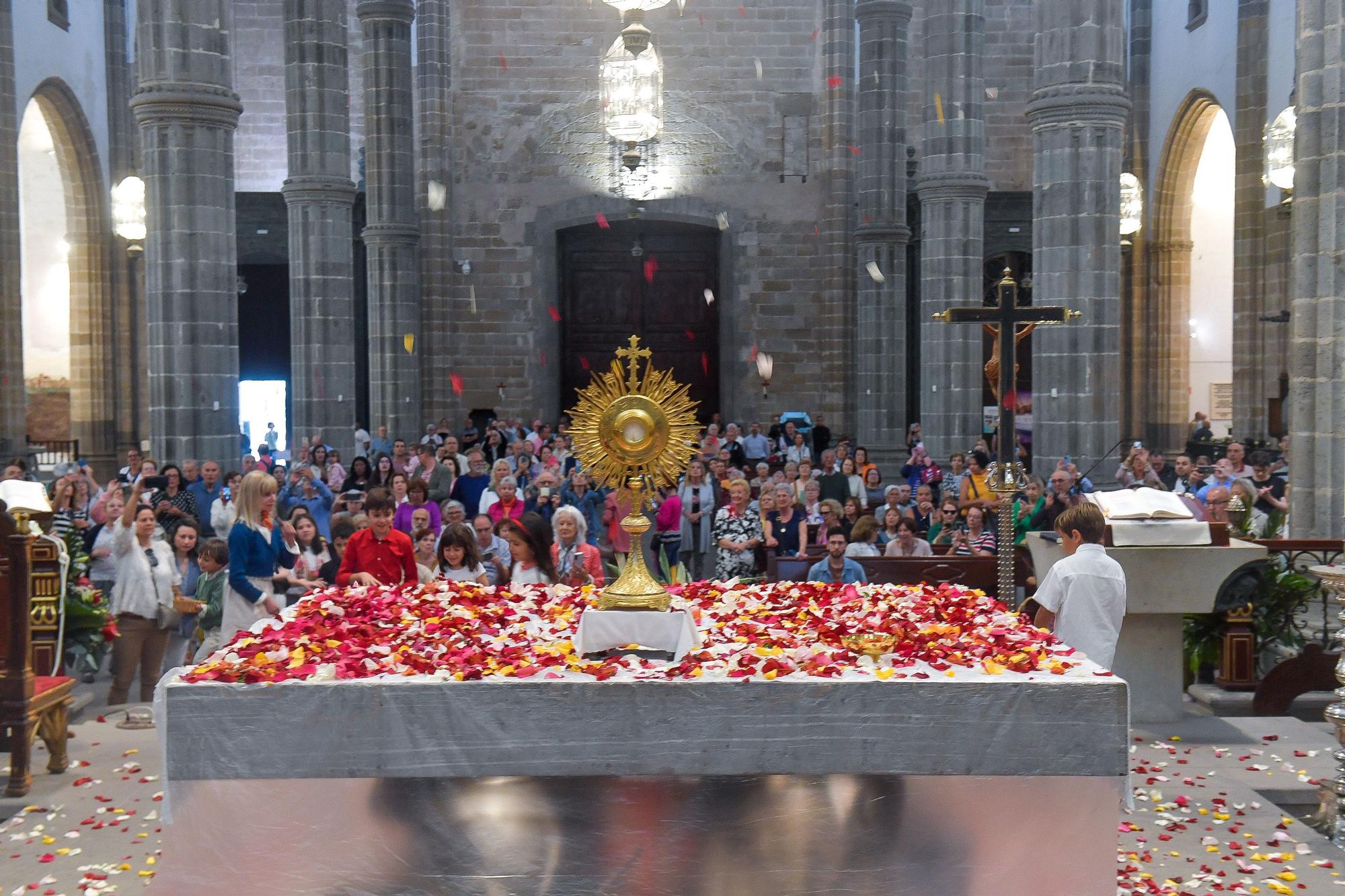 Lluvia de pétalos en la catedral de Santa Ana en Las Palmas de Gran Canaria