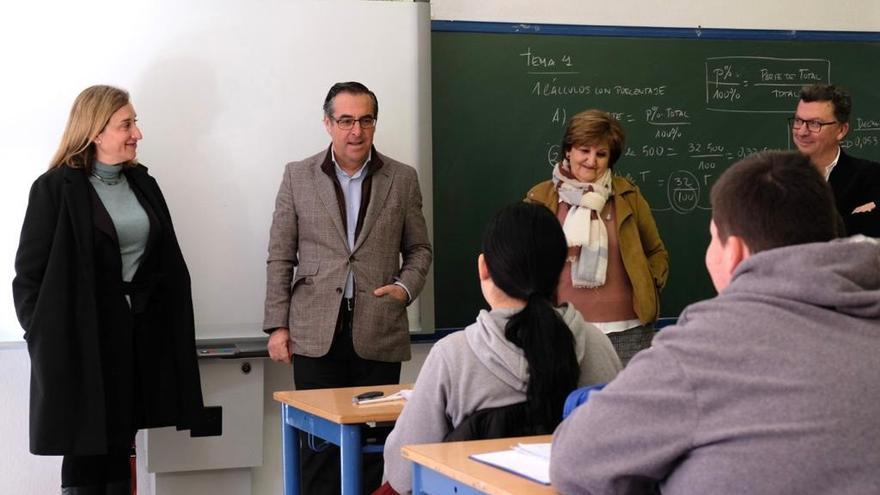 El delegado territorial de Desarrollo Educativo y Formación Profesional y de Universidad, Investigación e Innovación en Málaga, Miguel Briones, ha visitado el centro escolar.