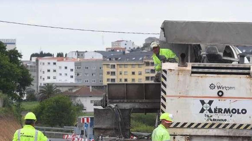 Operarios trabajan en el acceso al polígono de Morás.