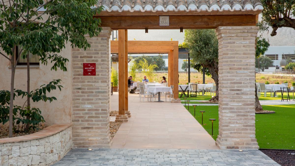 El restaurante cuenta con unos amplios jardines enclavados en un entorno natural