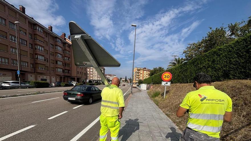Arranca la obra que acabará con el histórico cruce semafórico de El Berrón: instalada la señalización de obra y trabajos topográficos para definir la futura glorieta