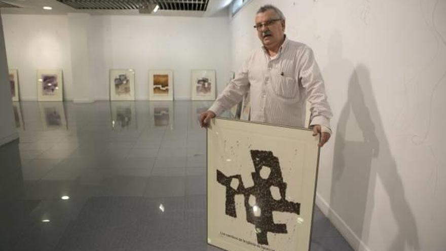 El artista Antonio Ballesta, ayer, durante el montaje de su exposición Luces.