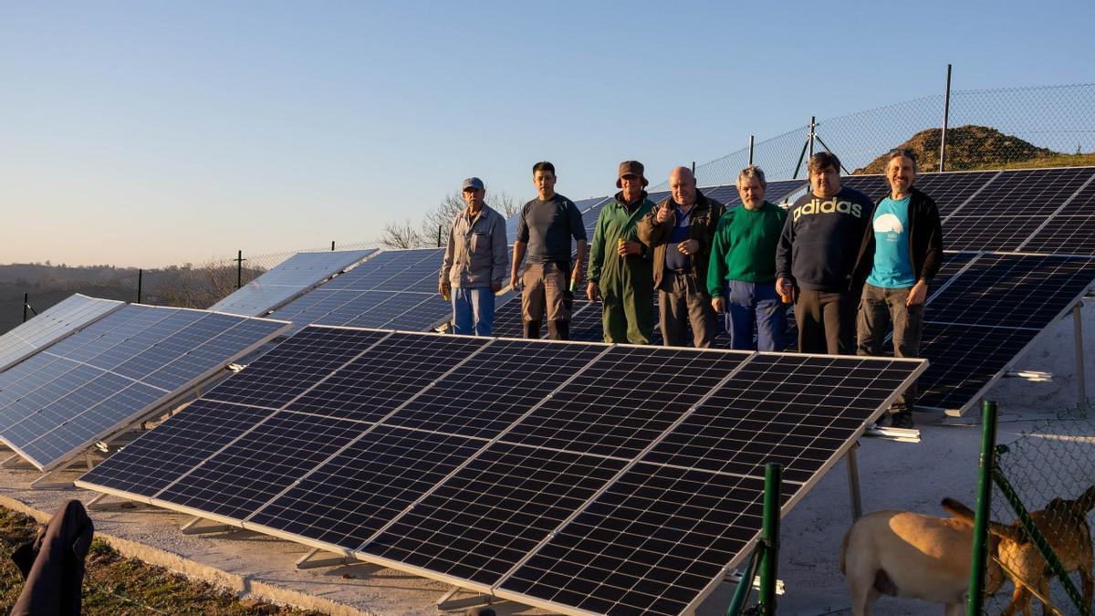 Los vecinos de Fontoria, en Bimenes, delante de los paneles solares de la primera comunidad energética rural de Asturias