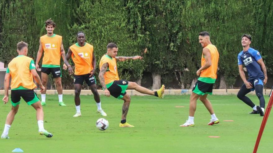 Algunos de los nuevos jugadores del Elche junto a Fidel -derecha-. | TONY SEVILLA