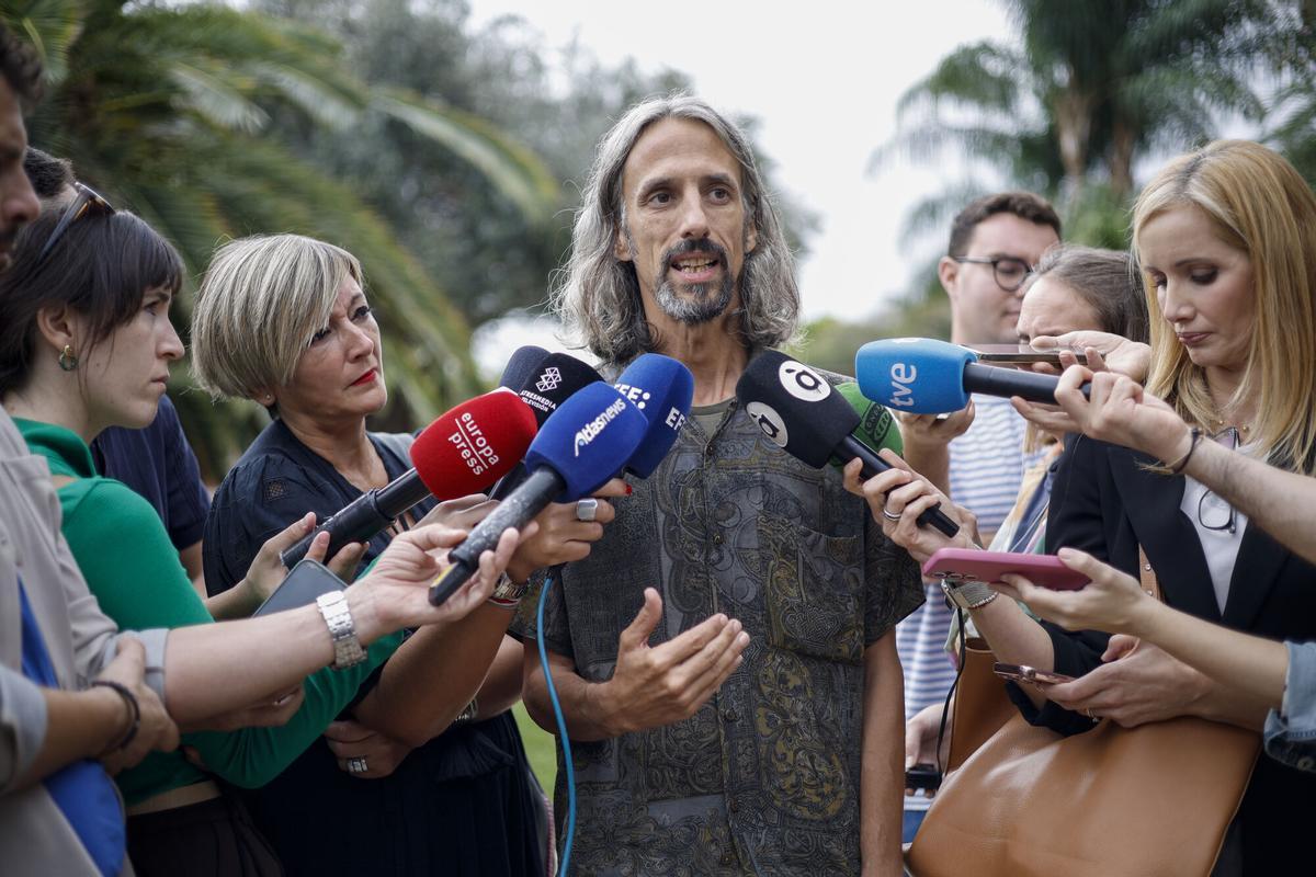 GRAFCVA9649. VALENCIA, 06/10/2025.- El diputado de Compromís en Les Corts Valencianes Juan Bordera, uno de los 21 activistas españoles de la Flotilla Global Sumud liberados por Israel tras haber firmado el documento aceptando que su entrada en el país fue ilegal, durante su comparecencia ante los periodistas este lunes en la que ha asegurado que en los últimos días ha vivido "una pesadilla" pero, a pesar de ello, volvería mañana "sin duda". EFE/Biel Aliño