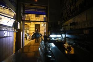 Un bar apagado en Córdoba durante la protesta.