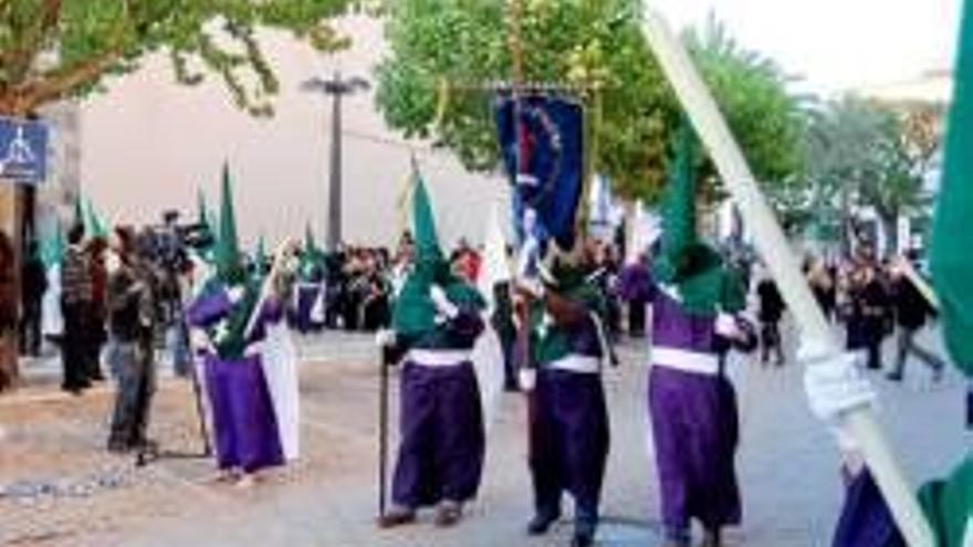 El Santo Entierro de Villafranca luce el lazo blanco antiabortista