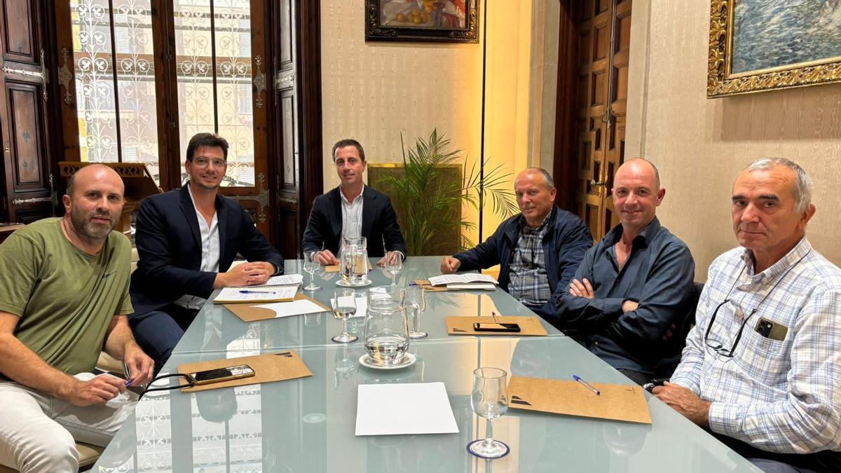 El presidente del Consell, Llorenç Galmés, se reúne con los representantes de la Asociación Balear de Entidades de Caza (ABEC)