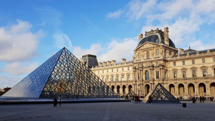 La pirámide de vidrio del Museo del Louvre en París.