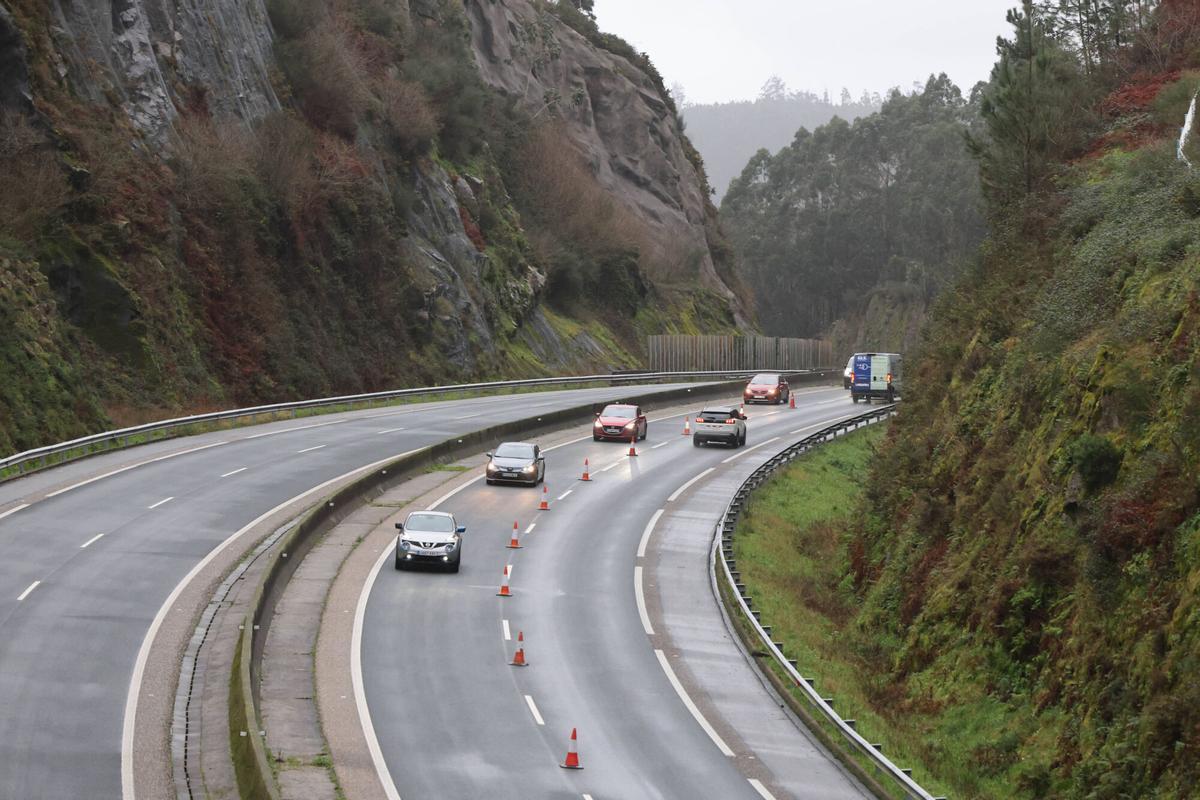 Un desprendimiento de tierra obliga a cortar 2 kilómetros de la AG-57 en Gondomar
