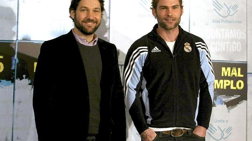 Los actores norteamericanos Seann William Scott y Paul Rudd posan durante la presentación de la comedia "Mal ejemplo", dirigida por David Wain, hoy en Madrid.