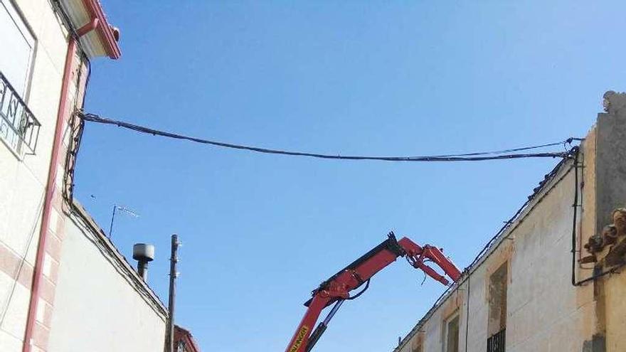 Vecinos en la calle donde se produjo el accidente.