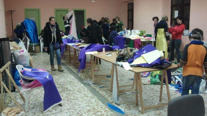 Los padres del AMPA de Morales preparan los disfraces a última hora.