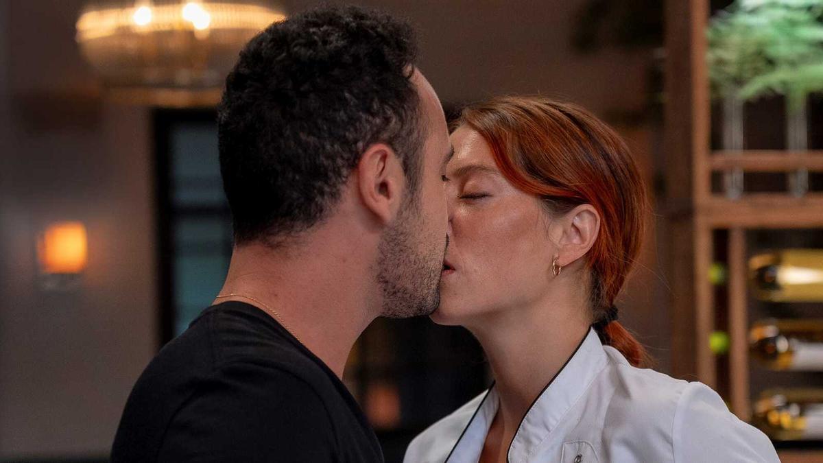 Un beso entre dos personajes de '4 estrellas'