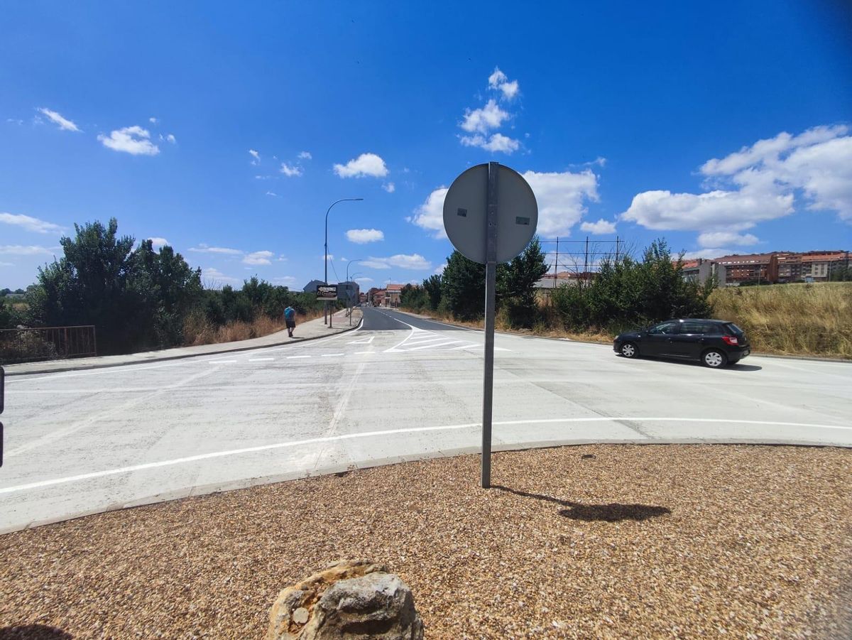Glorieta de la avenida de León, abierta ya al tráfico en su integridad.