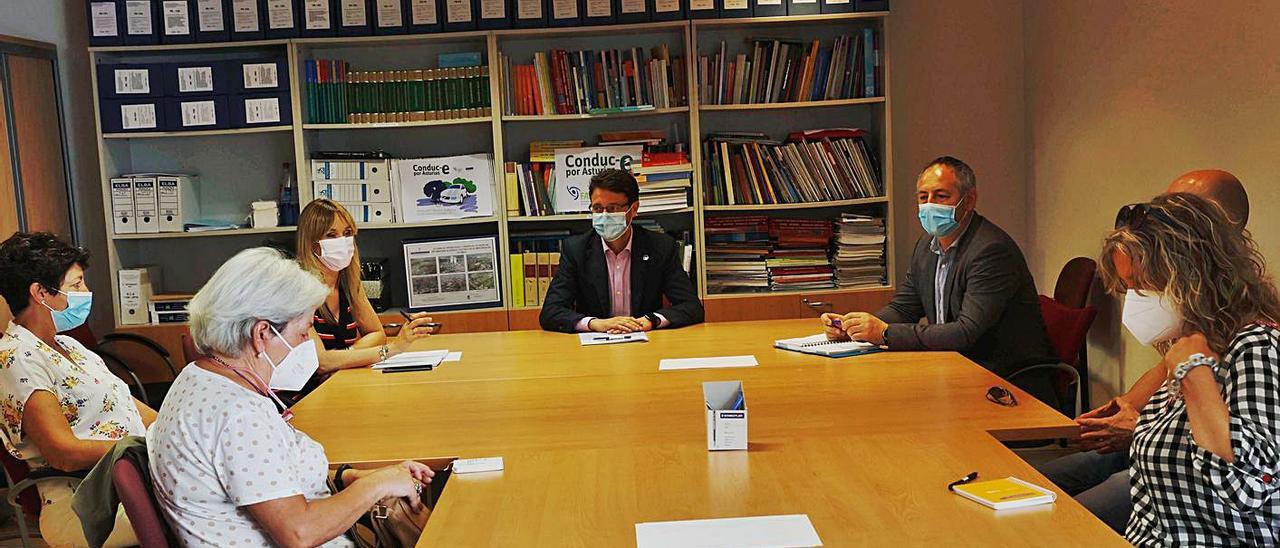 Desde la izquierda, Margarita Simón,  Marián Rendueles, Rosana Prada, Enrique Fernández, Belarmino Rodríguez, Felix Gómez y Pilar Granjo, al inicio de la reunión de ayer.