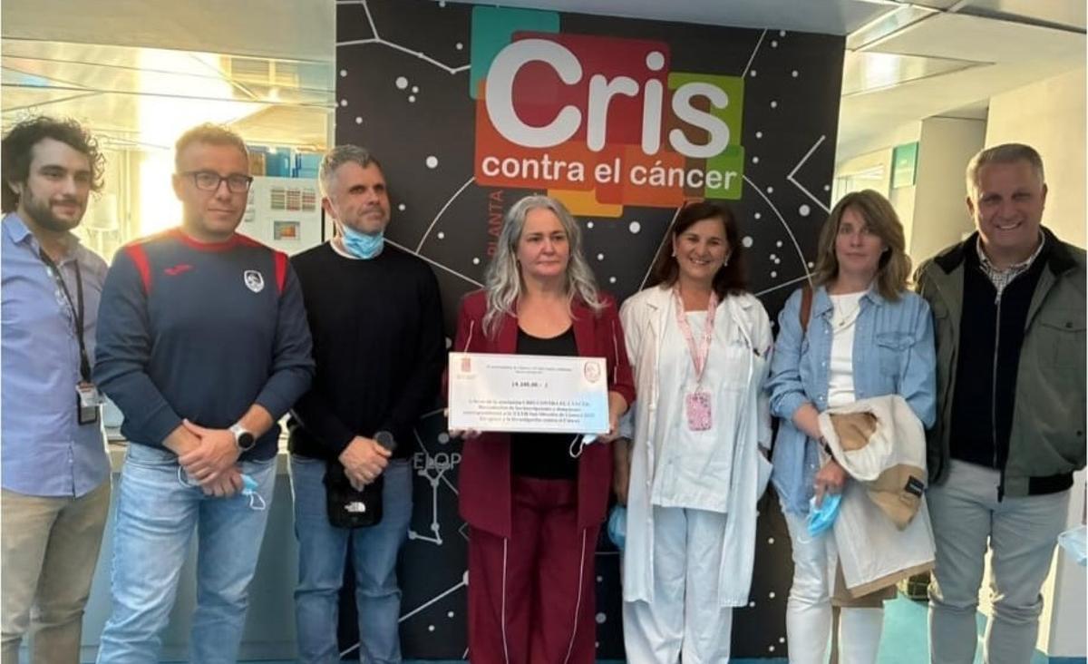 La alcaldesa, Eva María Pérez, en el centro, con el cheque que simbolizó la donación, durante el acto en Madrid, con todos los asistentes.
