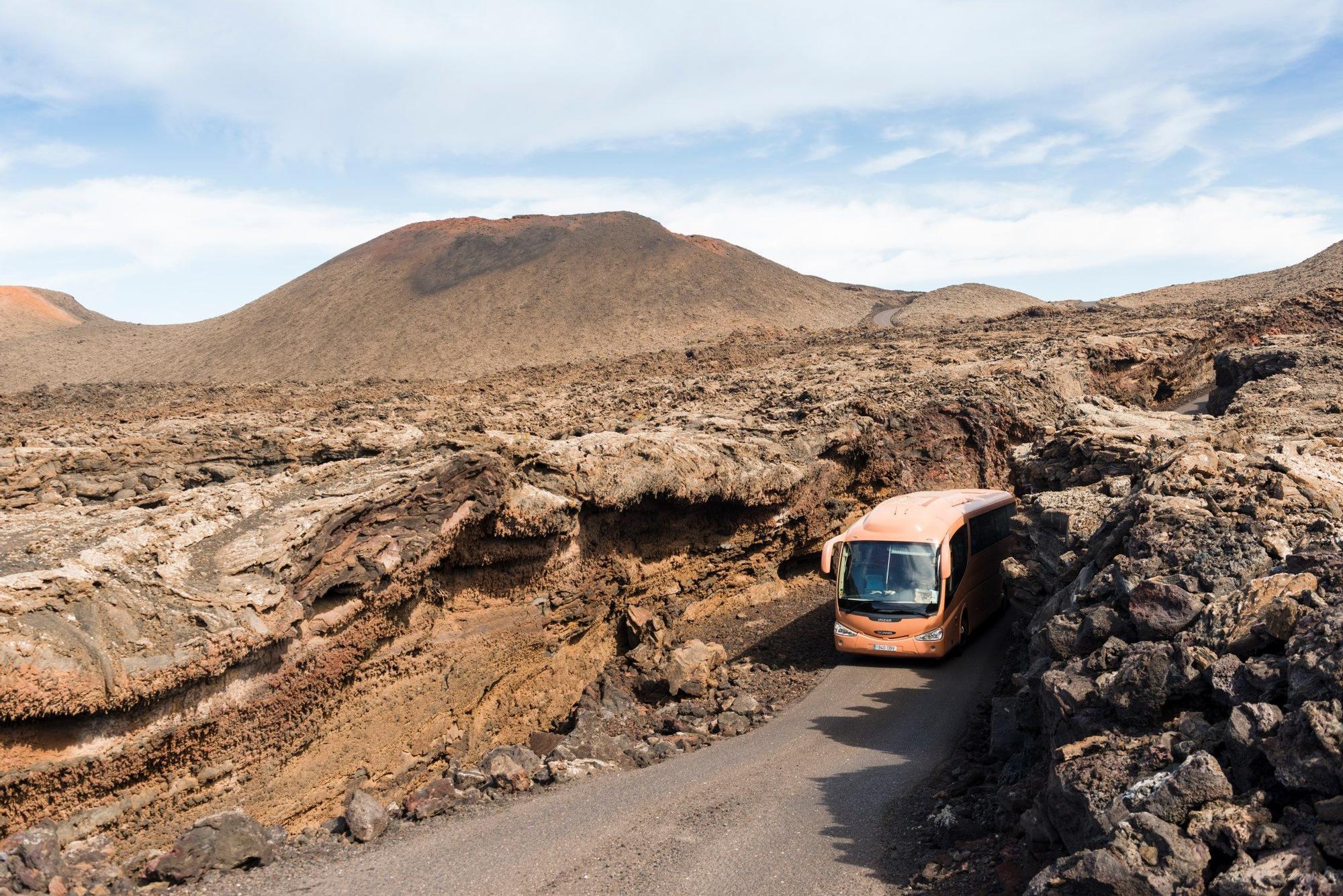 Acceso en autobús al Parque Natural de Timanfaya.