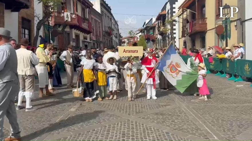 Fiestas del Pino: carreta de Artenara con sus 'pequeños verseadores'