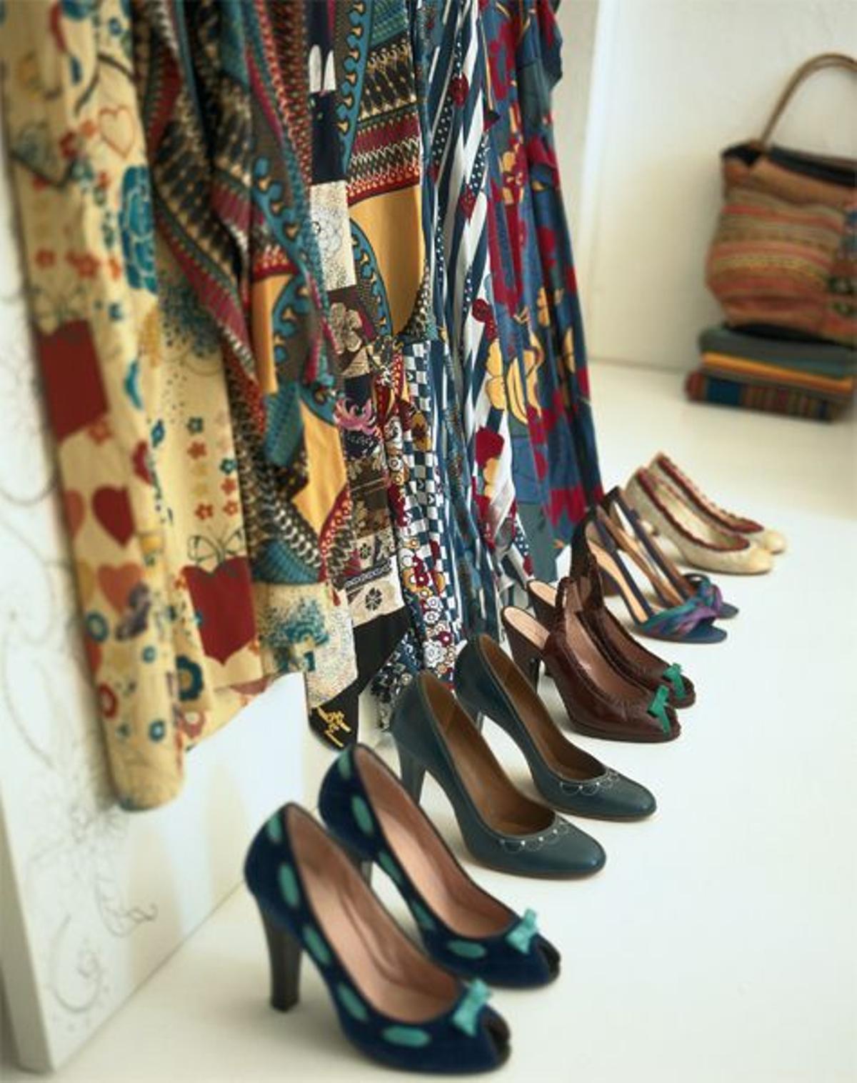 Vestidos de la diseñadora y su colección de zapatos.
