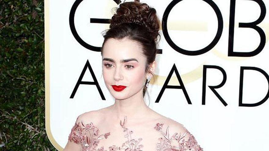 Lily Collins en la alfombra roja de los Globos de Oro.