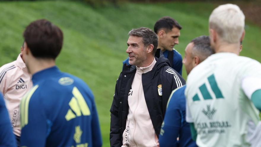 Una imagen del entrenamiento del Oviedo en El Requexón. | LUISMA MURIAS