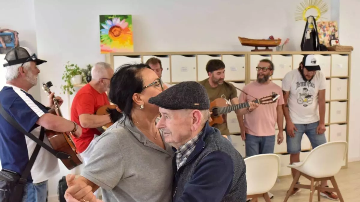 Los grovenses de más edad se aficionan a la fiesta