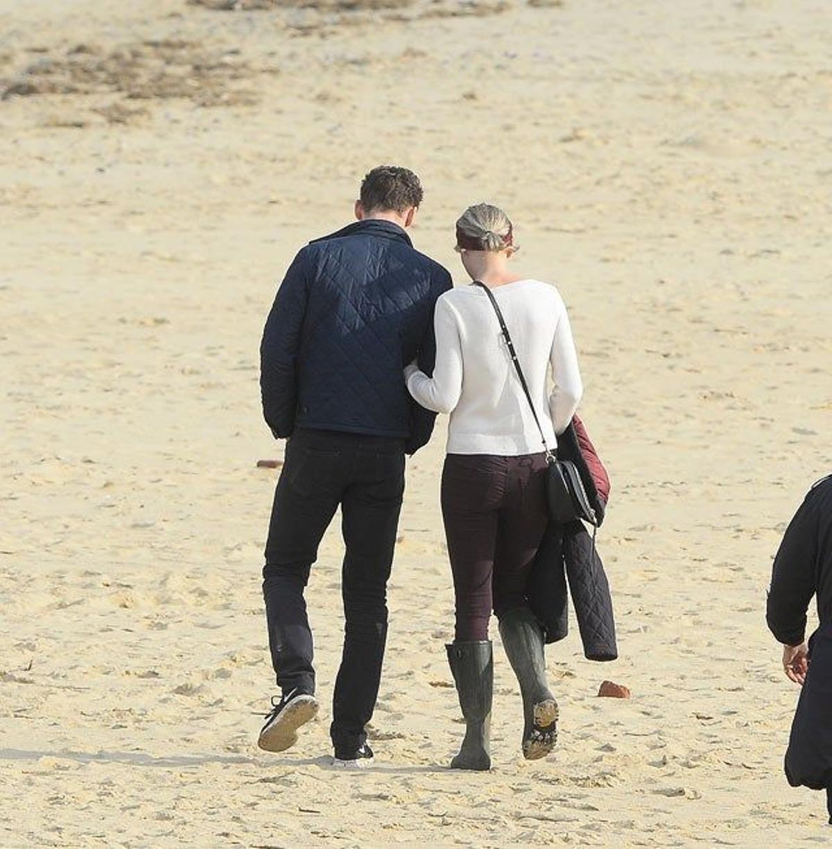 Tom Hiddleston y Taylor Swift, romántico paseo por la playa