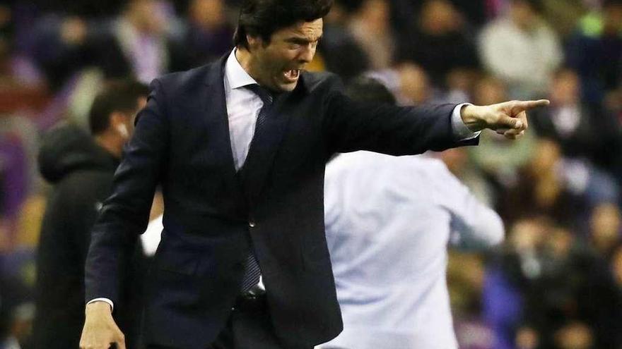 El técnico del Real Madrid, Santiago Solari, da indicaciones a sus jugadores durante el choque disputado ayer en el Nuevo Zorrilla. // Reuters