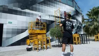 Felipe Pantone arriesga con un mural en blanco y negro para convertirse en "historia de Spook"