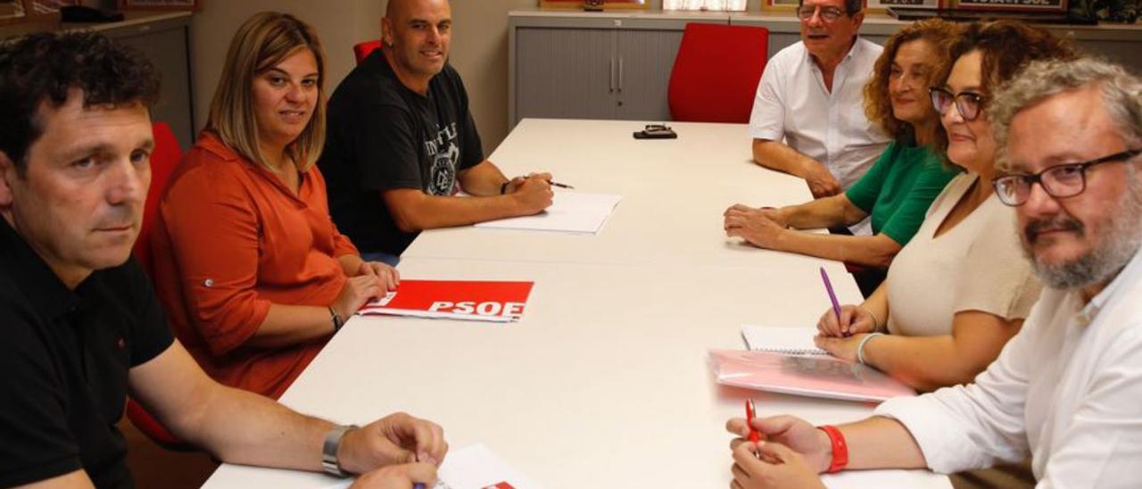 En el sentido de las agujas del reloj, Julio Tamés, Gimena Llamedo, Monchu García, Francisco Villaverde, Blanca Palmero, Blanca Esther Aranda y Luis Manuel Flórez, durante su reunión. | Ángel González